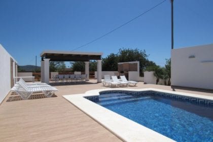 Pool and terraces with sun loungers