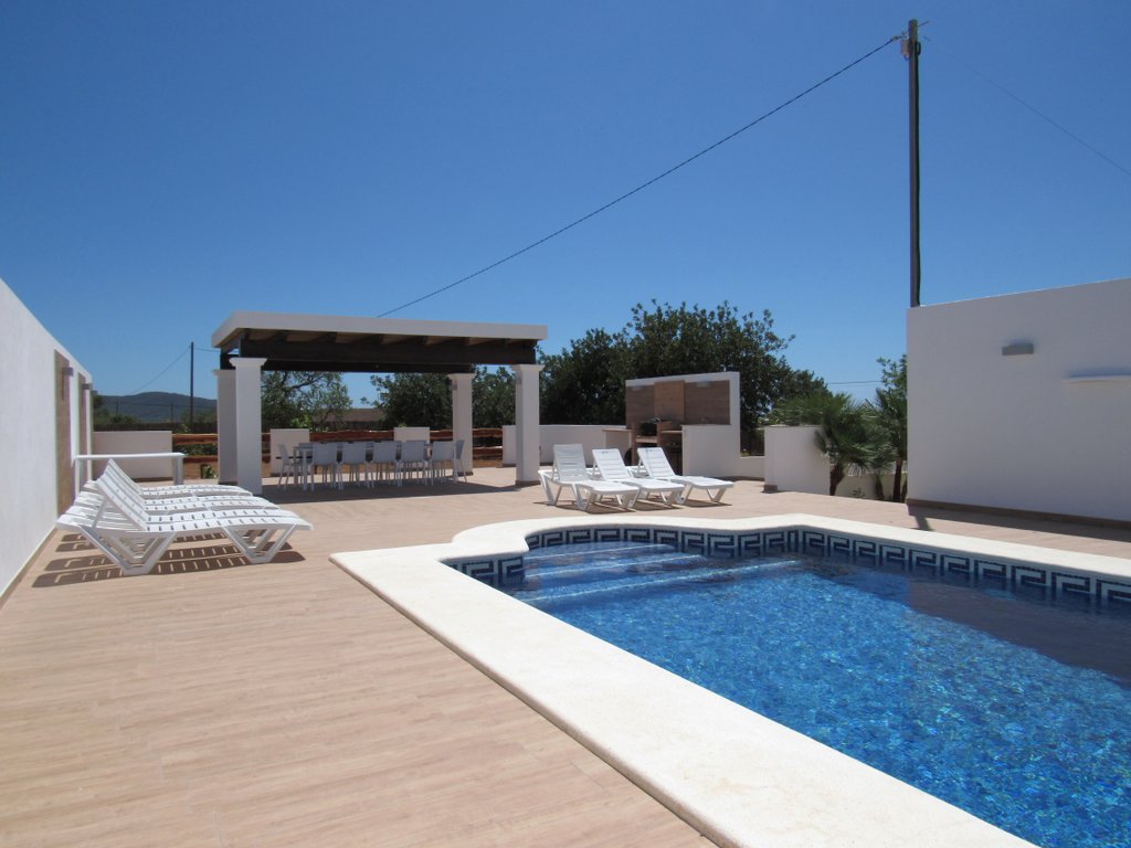 Pool and terraces with sun loungers