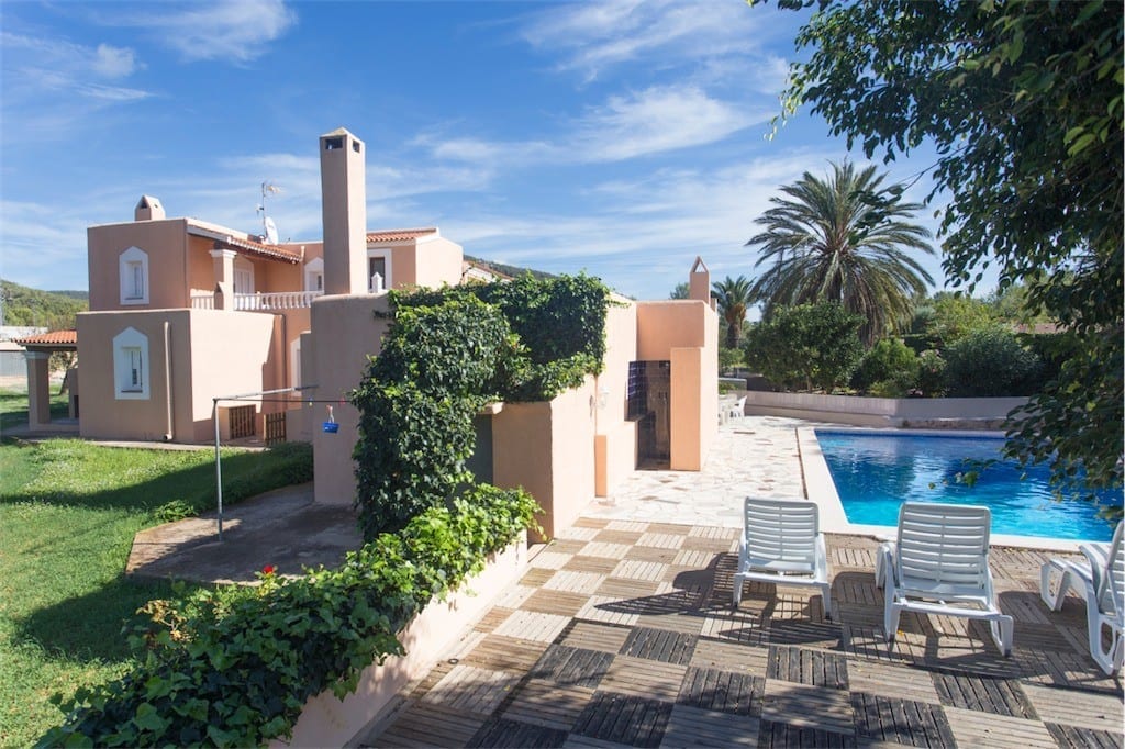 Side view of Villa Paquita and pool